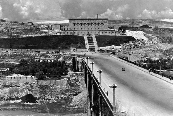 Коньячный завод Арарат и мост Победы в Ереване. 1952г.  - Sputnik Армения