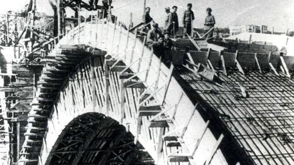 Немецкие военнопленные строят мост Победы. 1944г. - Sputnik Армения