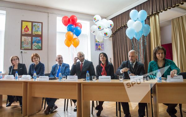Microsoft ընկերությունը պլանշետներ է տրամադրել «Արգենտինայի հանրապետություն» № 76 դպրոցի 5-6–րդ դասարանների աշակերտներին Microsoft ընկերությունը պլանշետներ է տրամադրել «Արգենտինայի հանրապետություն» № 76 դպրոցի 5-6–րդ դասարանների աշակերտներին - Sputnik Արմենիա
