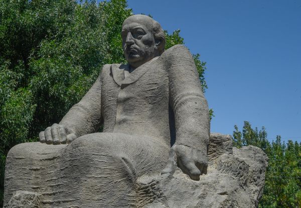 памятник писателю Амо Сагияну в Сюникской области Армении - Sputnik Армения