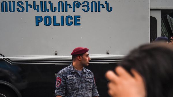 Полиция контролируeт участников движения Нет грабежу на улице Баграмяна - Sputnik Армения