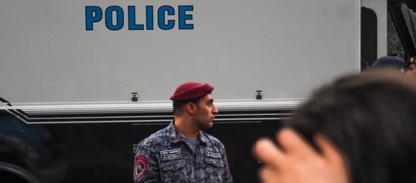 Полиция контролируeт участников движения Нет грабежу на улице Баграмяна - Sputnik Армения