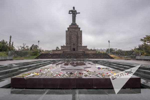 «Մայր Հայաստան» հուշարձանը Երևանի Հաղթանակ այգում - Sputnik Արմենիա