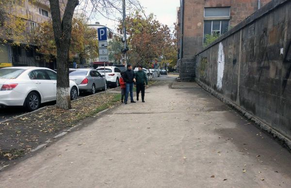 Мальчики подрывают петарды у снесённого дома типографии в Ереване - Sputnik Армения