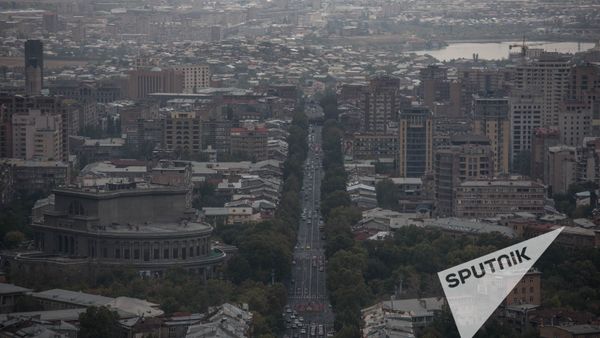 Город Ереван, здание театра оперы и балета и проспект Маштоца - Sputnik Армения