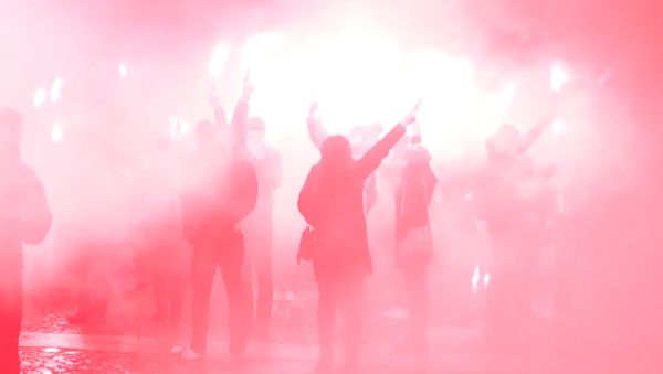 СПУТНИК_Сотни людей зажгли файеры на Дворцовой площади в память жертв катастрофы А321 - Sputnik Армения