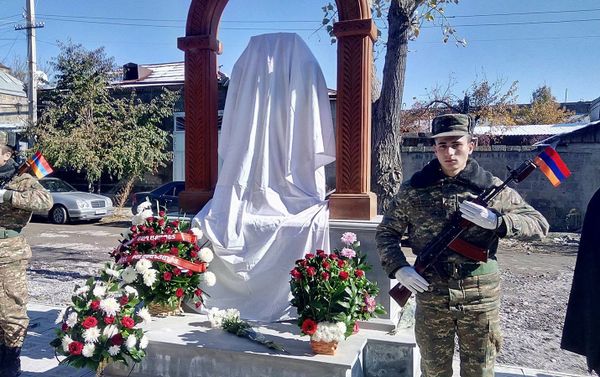 В Гюмри открылся хачкар в память о погибшем во время апрельской войны в Карабахе военнослужащем Викторе Юзиховиче В Гюмри открылся хачкар в память о погибшем во время апрельской войны в Карабахе военнослужащем Викторе Юзиховиче - Sputnik Армения