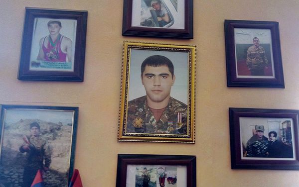 Стенд в память о погибшем во время апрельской войны в Карабахе военнослужащем Викторе Юзиховиче в городе Гюмри Стенд в память о погибшем во время апрельской войны в Карабахе военнослужащем Викторе Юзиховиче в городе Гюмри - Sputnik Армения