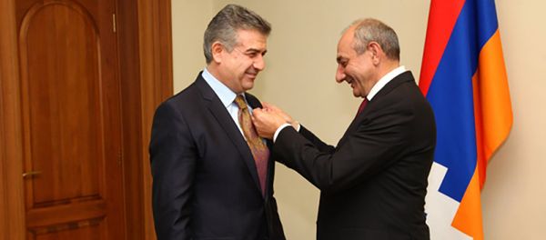 Бако Саакян награждает премьер-министра РА Карена Карапетяна - Sputnik Արմենիա
