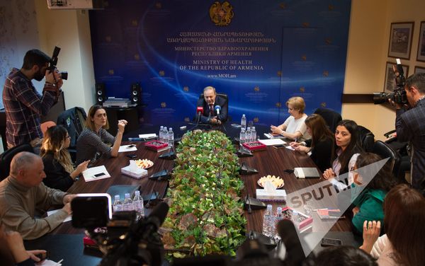 Встреча министра здравоохранения Армении Левона Алтунаяна с журналистами - Sputnik Армения