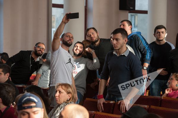 Зрители были в восторге и решили сами примерить на себя образ бодибилдера - Sputnik Армения
