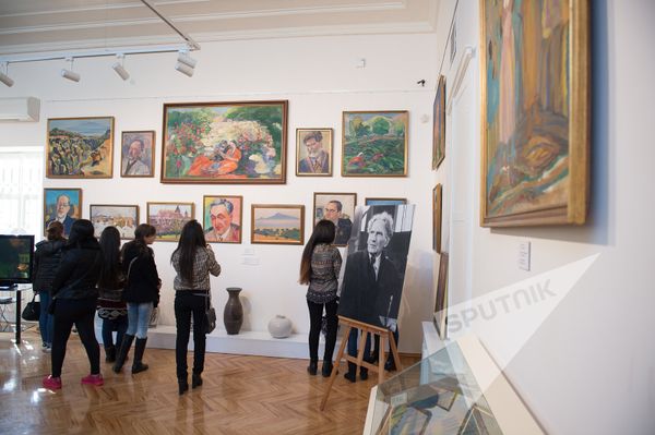 Մարտիրոս Սարյանի արվեստանոցը յուրահատուկ մթնոլորտ ունի, որտեղ յուրաքանչյուրը կարող է նստել, հանգստանալ, զգալ վարպետի շունչը։ - Sputnik Արմենիա