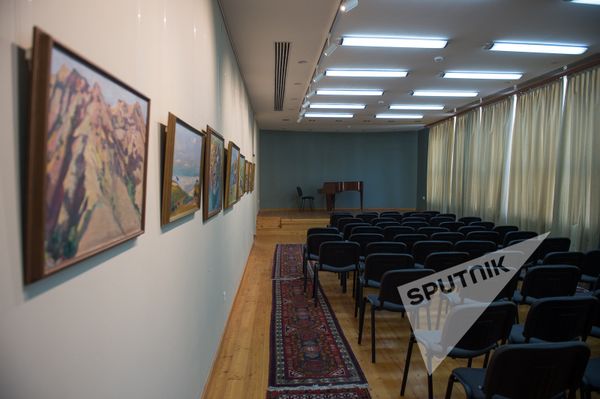 Այս սրահը գտնվում է տուն–թանգարանի չորրորդ հարկում։ Այստեղ կարող է տեղավորվել 80 մարդ։ Սրահի բեմում դաշնամուր է դրված։ Սրահը կոչվում է նկարչի փոքր որդու` կոմպոզիտոր Ղազարոսի և նրա կնոջ` երաժշտագետ Արաքս Սարյանի անունով։ Ղազարոսը եղել է նաև Երևանի Կոմիտասի անվան պետական կոնսերվատորիայի ռեկտորը։ Սրահը նախատեսված է համերգների, միջոցառումների, կրթական ծրագրերի համար։ - Sputnik Արմենիա