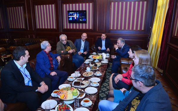 Серж Саргсян провел короткую встречу за чайным столом со знатоками Серж Саргсян провел короткую встречу за чайным столом со знатоками - Sputnik Армения