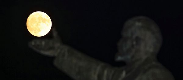 Супер луна и статуя Владимира Ленина в Байконуре, Казахстан - Sputnik Արմենիա