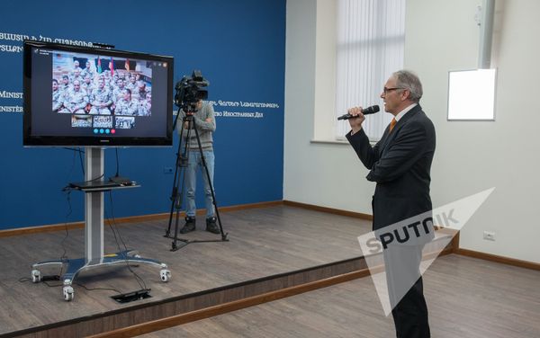 Видеомост с армянскими миротворцами в Афганистане и Косово в МИД РА. Матиас Кислер Видеомост с армянскими миротворцами в Афганистане и Косово в МИД РА. Матиас Кислер - Sputnik Армения