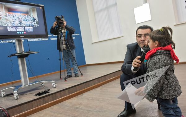 Видеомост с армянскими миротворцами в Афганистане и Косово в МИД РА Видеомост с армянскими миротворцами в Афганистане и Косово в МИД РА - Sputnik Армения