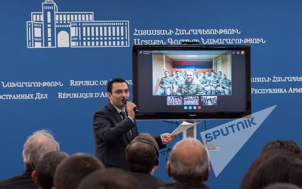 Видеомост с армянскими миротворцами в Афганистане и Косово в МИД РА. Авраам Гаспарян Видеомост с армянскими миротворцами в Афганистане и Косово в МИД РА. Авраам Гаспарян - Sputnik Армения