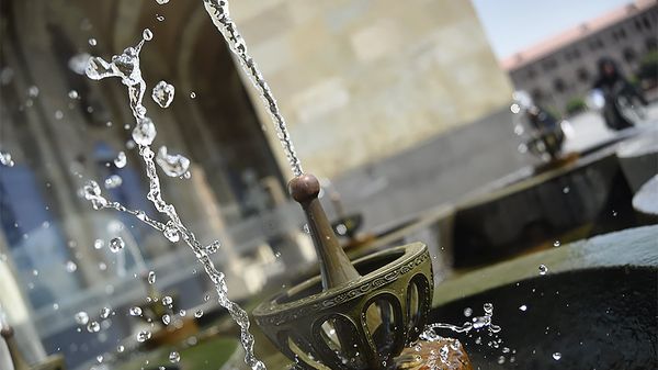 Фонтанчик с живой водой на Площади республики - Sputnik Армения