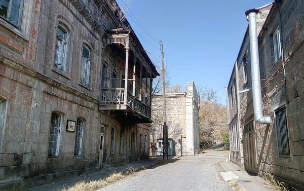 Дом семьи Абовенц, балкон которого заснят в фильме Танго нашего детства Дом семьи Абовенц, балкон которого заснят в фильме Танго нашего детства - Sputnik Армения