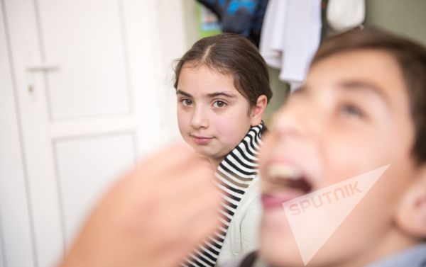 В школе N1 медсестра каждое утро проверяет, имеются ли у детей вирусные заболевания - Sputnik Армения