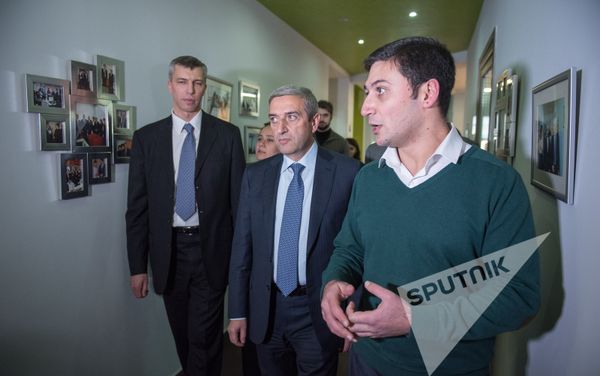 Ваан Мартиросян и Константин Назаров в инновационном центре «Майкрософт» в Армении Ваан Мартиросян и Константин Назаров в инновационном центре «Майкрософт» в Армении - Sputnik Армения