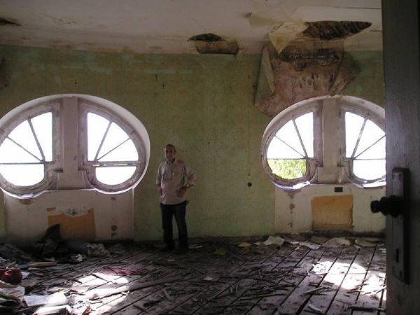 Архитектор Авто Сумбулашвили в той самой комнате, форма окон которой напоминает слезинки - Sputnik Армения
