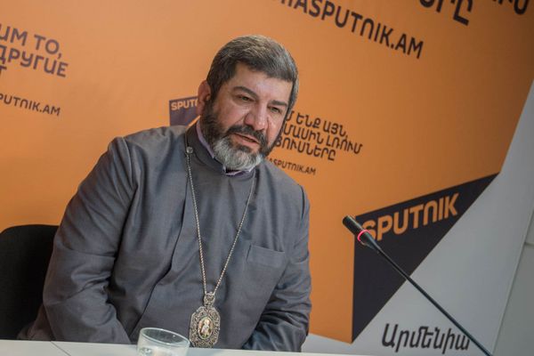 Предстоятель Грузинской епархии Армянской Апостольской церкви епископ Вазген Мирзаханян в гостях у Sputnik Армения Предстоятель Грузинской епархии Армянской Апостольской церкви епископ Вазген Мирзаханян в гостях у Sputnik Армения - Sputnik Արմենիա