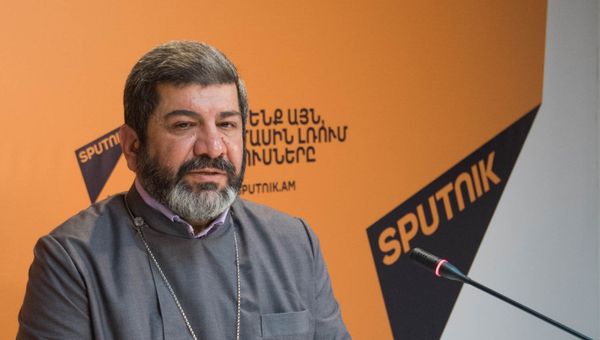 Предстоятель Грузинской епархии Армянской Апостольской церкви епископ Вазген Мирзаханян в гостях у Sputnik Армения - Sputnik Армения