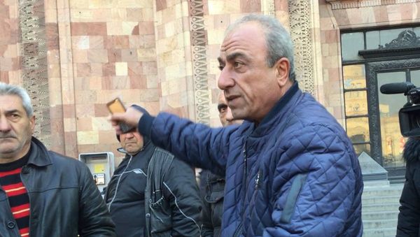 Վարորդները բողոքի ակցիա են անցկացրել տրանսպորտի, կապի և տեղեկատվական տեխնոլոգիաների նախարարության շենքի մոտ - Sputnik Արմենիա