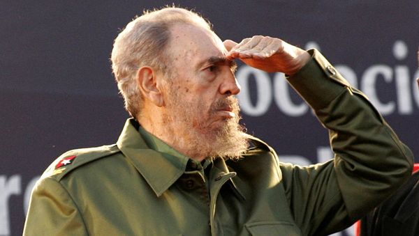 Фидель Кастро смотрит на толпу в Кордобе, Аргентина. 2006 год - Sputnik Армения