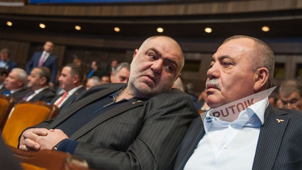 XVI съезд РПА. Сейран Сароян и Манвел Григорян - Sputnik Армения