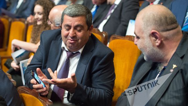 XVI съезд РПА. Аракел Мовсисян показывает на телефоне публикацию СМИ Сейрану Сарояну - Sputnik Армения
