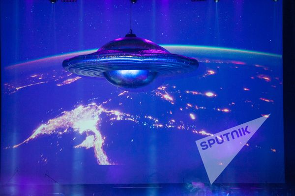 Космическая декорация во время выступления Евгения Плющено. Шоу Короли льда в Ереване, 2016 год - Sputnik Армения