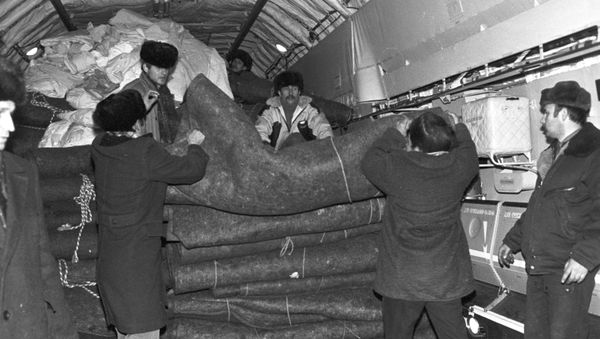Погрузка в самолет гуманитарного груза для людей из Армении, оставшихся без жилья после землетрясения - Sputnik Армения