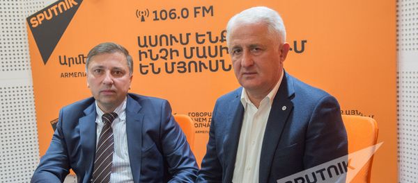 Основатель авиакомпании Армения Тамаз Гаиашвили и генеральный директор авиакомпании Армения Роберт Оганесян в гостях у радио Sputnik Армения Основатель авиакомпании Армения Тамаз Гаиашвили и генеральный директор авиакомпании Армения Роберт Оганесян в гостях у радио Sputnik Армения - Sputnik Արմենիա