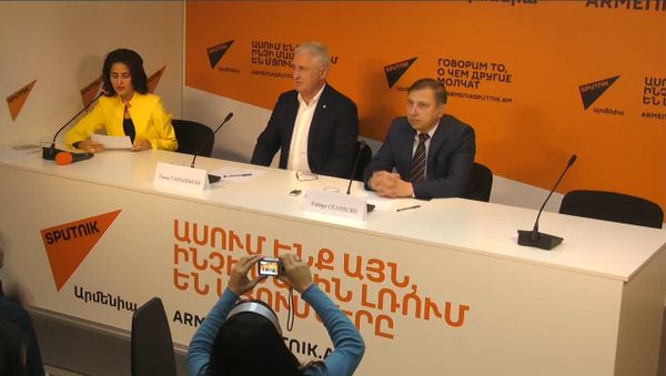 Пресс-конференция председателя-основателя авиакомпании Армения Тамаза Гаиашвили и генерального директора Роберта Оганесяна в Sputnik Армения - Sputnik Армения
