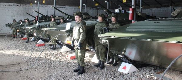 Новобранцам ЮВО в Армении в начале зимнего периода обучения вручили освященное оружие и военную технику - Sputnik Армения