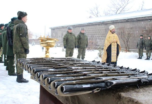 Новобранцам ЮВО в Армении в начале зимнего периода обучения вручили освященное оружие и военную технику - Sputnik Армения