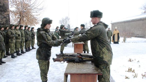 Новобранцам ЮВО в Армении в начале зимнего периода обучения вручили освященное оружие и военную технику - Sputnik Армения