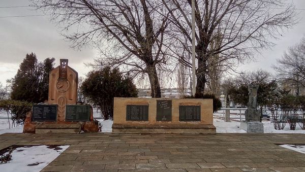 Памятник погибшим в Спитакском землетрясении пограничникам, расположенный на территории пограничного отряда ФСБ РФ в Армении - Sputnik Արմենիա