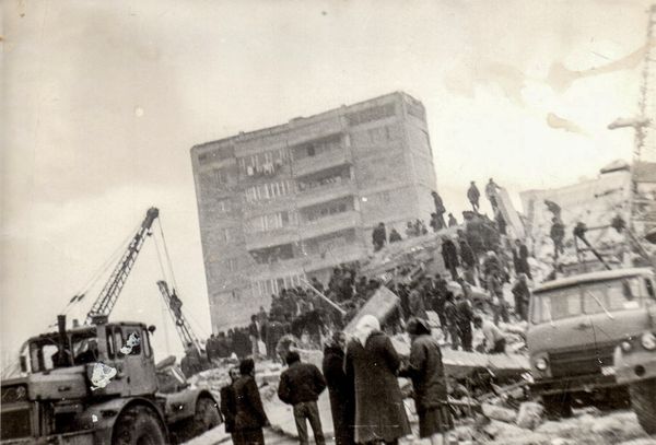 Чтобы не сойти с ума: спасатели из Грузии вернулись поседевшими из Спитака - Sputnik Армения