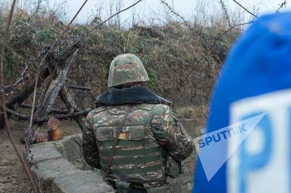 Военнослужащий и журналист - Sputnik Армения