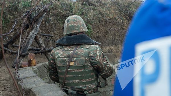 Военнослужащий и журналист - Sputnik Армения