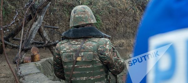 Военнослужащий и журналист - Sputnik Արմենիա