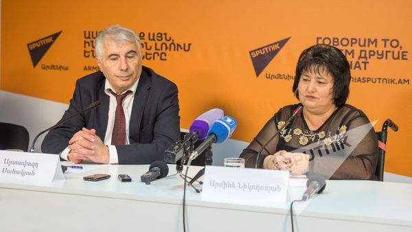Руководитель филиала Союза инвалидов Пюник в Гюмри Армине Никогосян и главный пластический хирург Минздрава Армении, заслуженный врач Артавазд Саакян - Sputnik Արմենիա