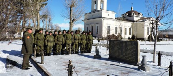 Военнослужащие ЮВО в Армении почтили память жертв Спитакского землетрясения - Sputnik Армения