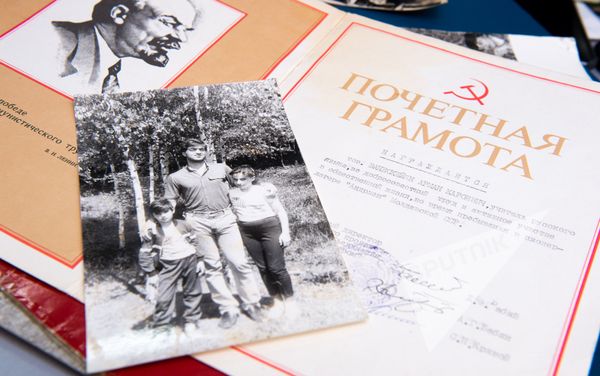 Почетная грамота и фотография Армана Ванескегяна Почетная грамота и фотография Армана Ванескегяна - Sputnik Армения