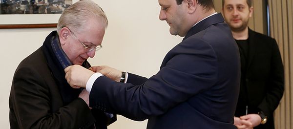Мэр Еревана Тарон Маргарян наградил Михаила Пиотровского медалью Аргишти - Sputnik Արմենիա