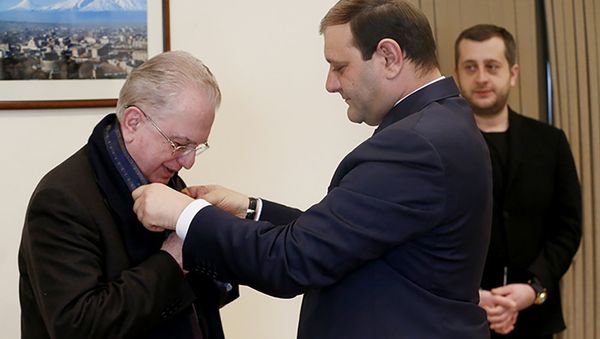 Мэр Еревана Тарон Маргарян наградил Михаила Пиотровского медалью Аргишти - Sputnik Արմենիա